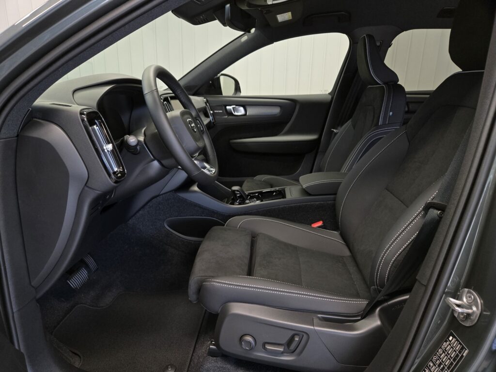 Volvo EX40, image 6
