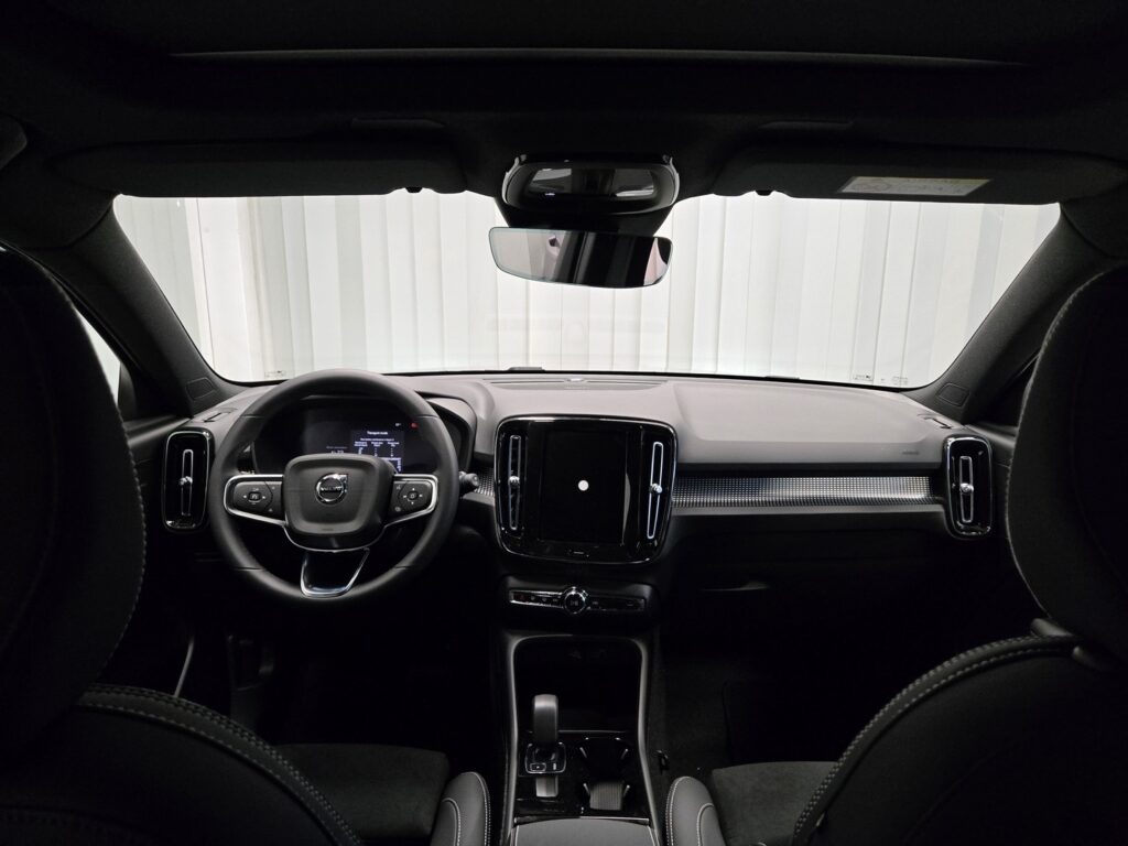 Volvo EX40, image 10
