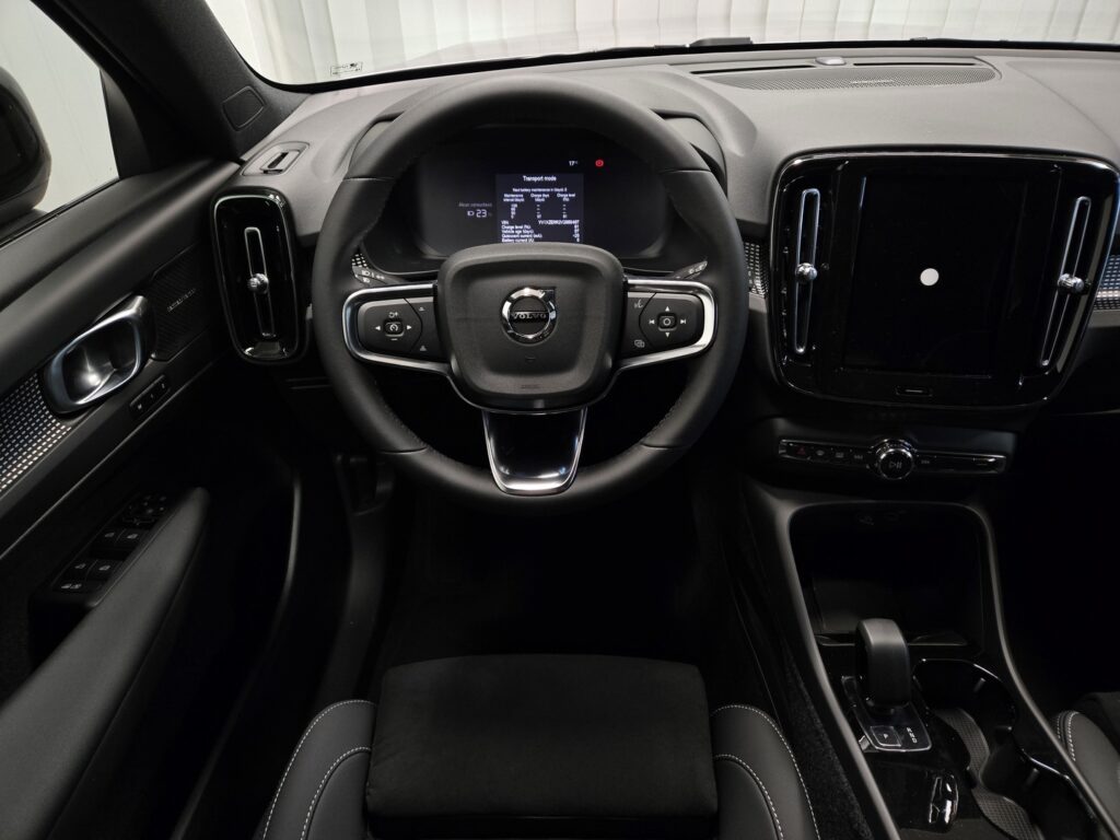 Volvo EX40, image 11