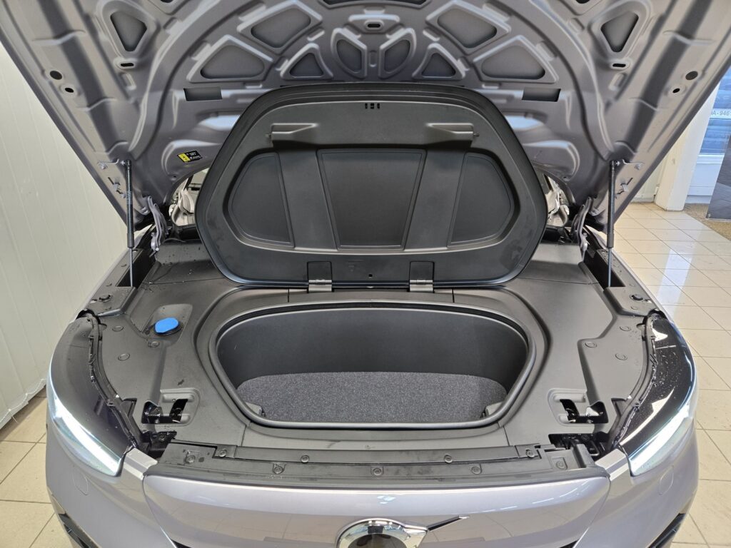 Volvo EX40, image 12