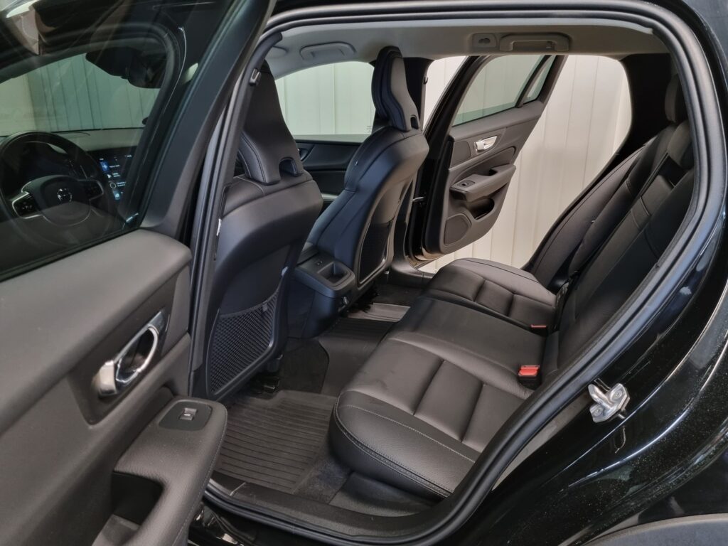 Volvo V60 Cross Country, image 7