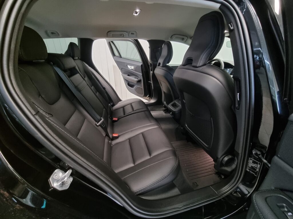 Volvo V60 Cross Country, image 8