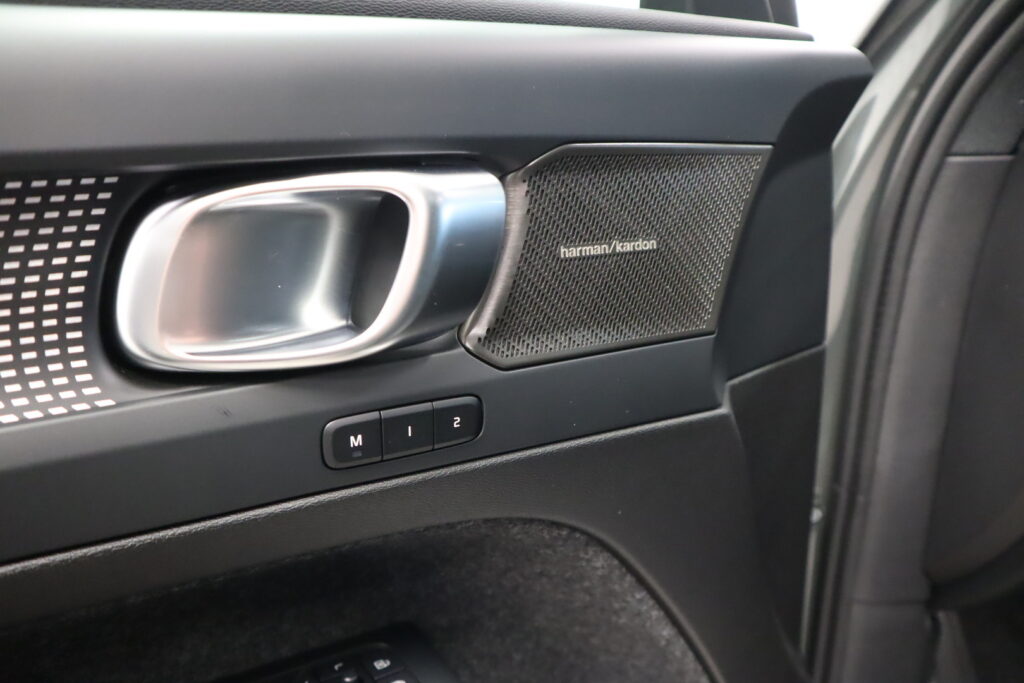 Volvo EX40, image 12