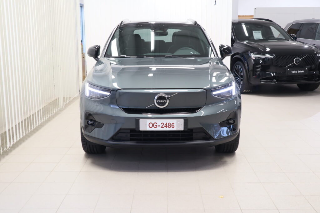 Volvo EX40, image 2