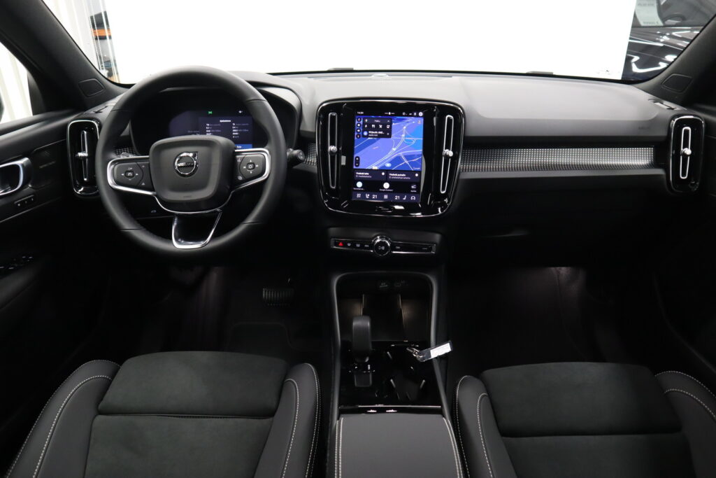 Volvo EX40, image 7